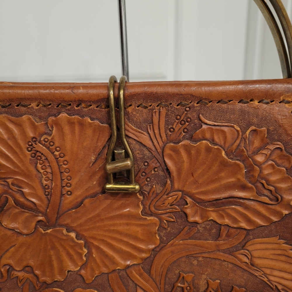 VINTAGE LEATHER HAND TOOLED PURSE WITH SUEDE INTERIOR. BRASS HARDWARE - Picture 4 of 15
